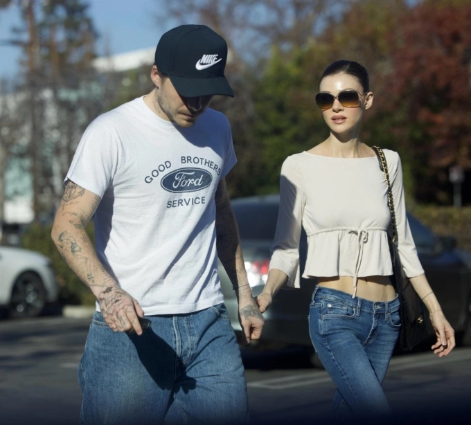 Brooklyn Beckham đi mua sắm cùng vợ ở Los Angeles. Ảnh: Backgrid