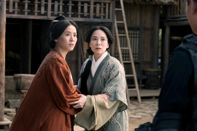 Tuyên Huyên (trái) và Quách Thiện Ni trong phim. Ảnh: One Cool Group