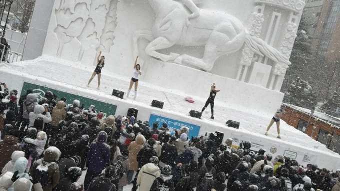 Các thành viên nhóm Planck Stars ở lễ hội băng tuyết. Ảnh: X