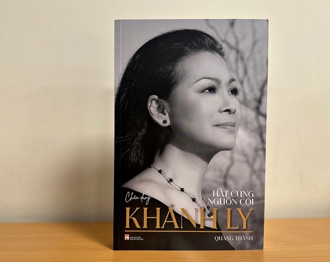 Bìa sách Chân dung Khánh Ly - Hát cùng nguồn cội, NXB Phụ Nữ. Ảnh: Tân Cao