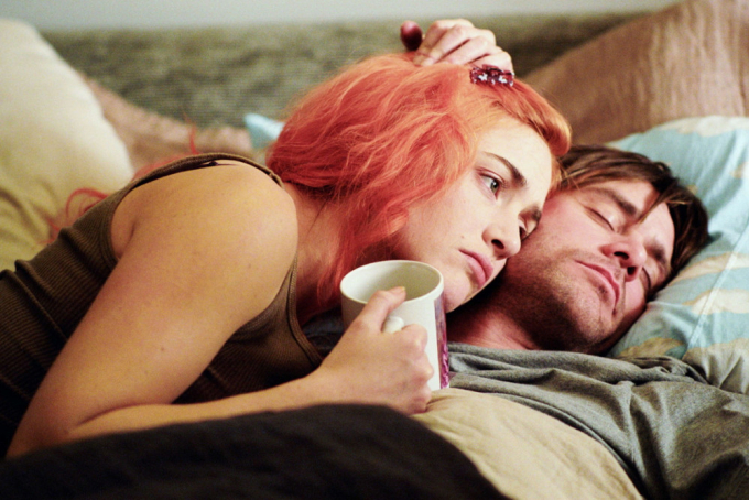 Kate Winslet và Jim Carrey trong phim Eternal Sunshine of the Spotless Mind. Ảnh: Focus Features