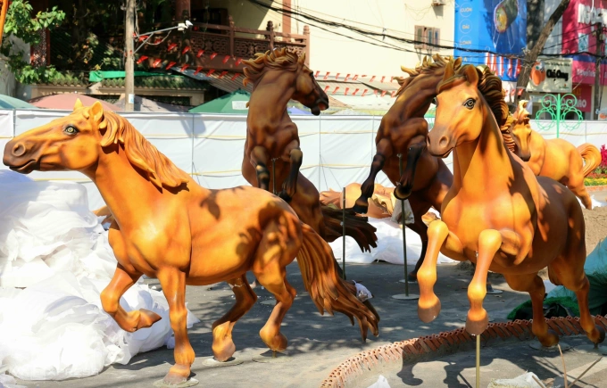 Bầy ngựa lắp đặt trên đường hoa trung tâm TP Cần Thơ cho năm Bính Ngọ. Ảnh: Huy Phong
