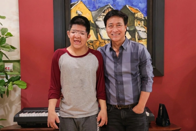 Nghệ sĩ Quốc Tuấn bên con trai. Ảnh: Nguyễn Hà Nam