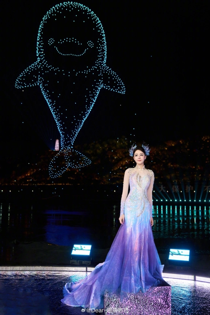 Diễn viên ở phần cuối tiết mục. Ảnh: Weibo Dilraba