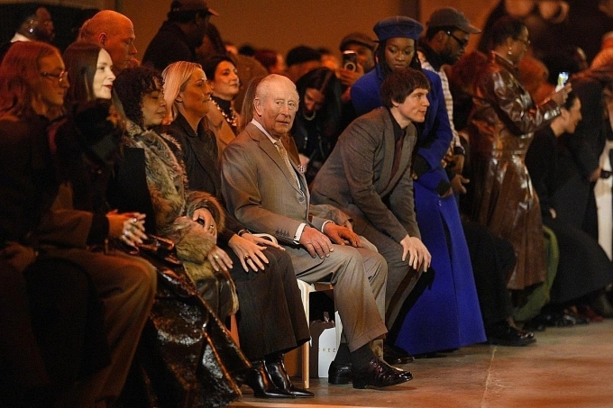 Vua Charles III tại show thời trang của Tolu Coker. Ảnh: Zumapress