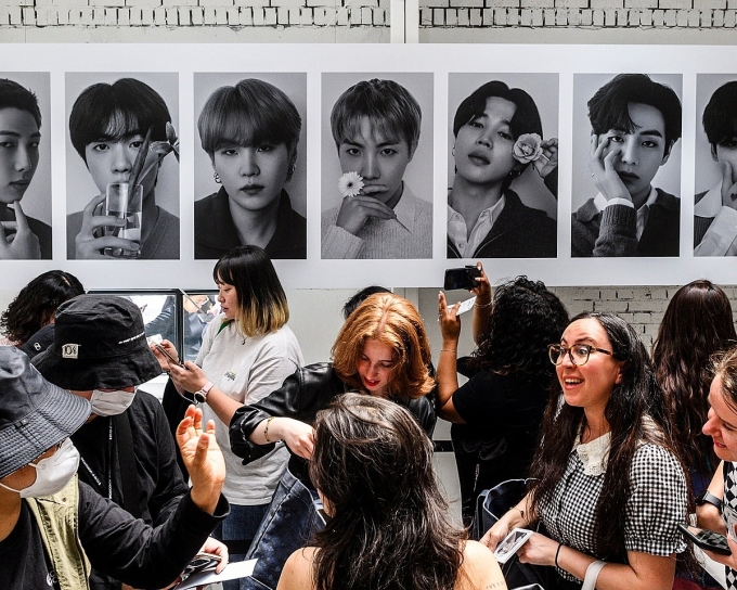 Người hâm mộ mua quà lưu niệm tại cửa hàng pop-up của BTS tại Seoul. Ảnh: AFP