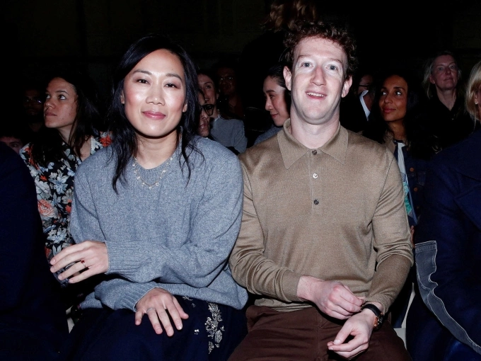 Vợ chồng Mark Zuckerberg trên hàng ghế đầu show Prada. Ảnh: Reuters