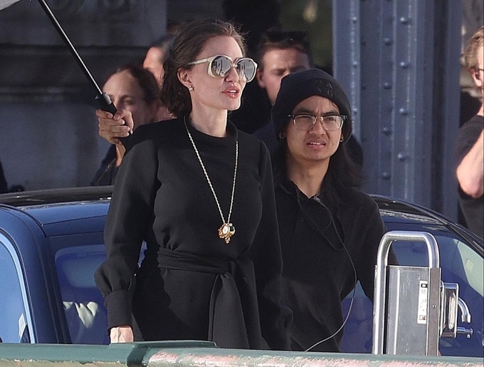 Hai mẹ con Angelina Jolie - Maddox trên trường quay Couture năm 2023. Ảnh: SplashNews