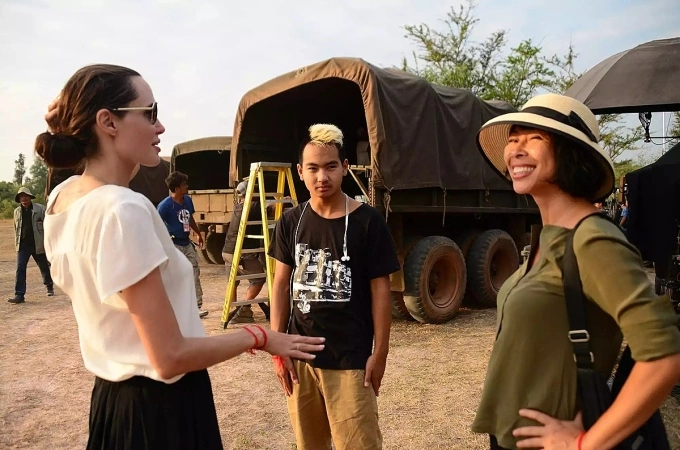 Maddox (giữa) và mẹ trò chuyện cùng tác giả Loung Ung tại địa điểm quay phim First They Killed My Father. Ảnh: Netflix