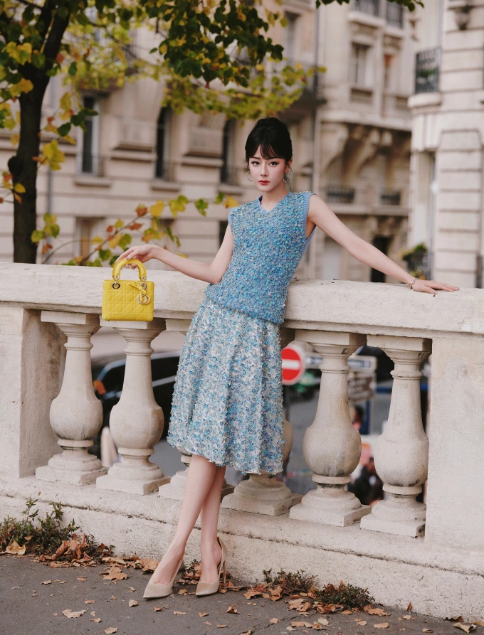 Nhiệt Ba mặc váy hoa trên biển xanh tại Tuần thời trang Paris 2025. Ảnh: Jiahang