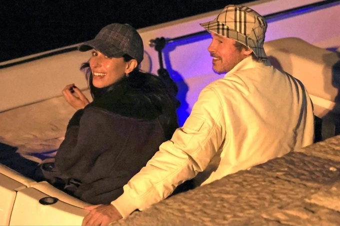 Brad Pitt và bạn gái ngồi trên tàu ở Hy Lạp hôm 3/3. Ảnh: Backgrid