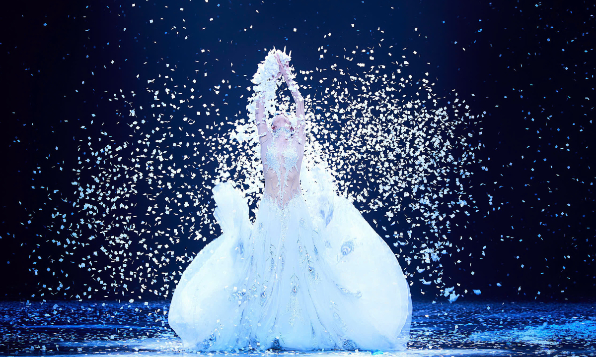 Khán giả choáng ngợp vũ đạo của 'chim công' Trung Quốc