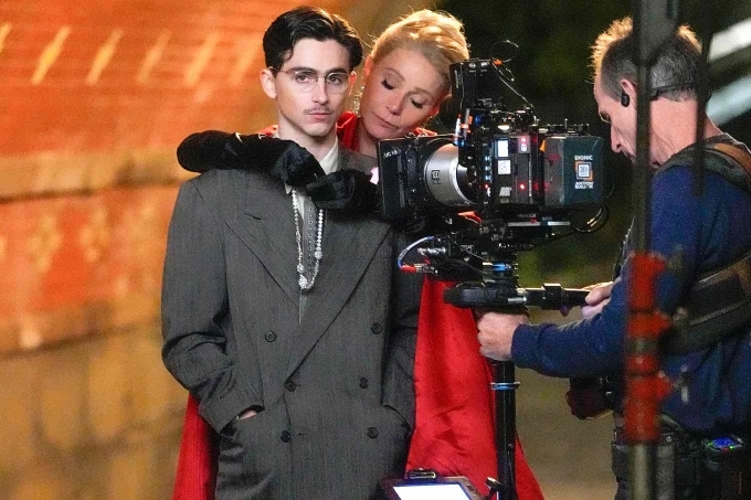 Timothée Chalamet và Gwyneth Paltrow có nhiều cảnh tình tứ trong phim. Ảnh: GC Images