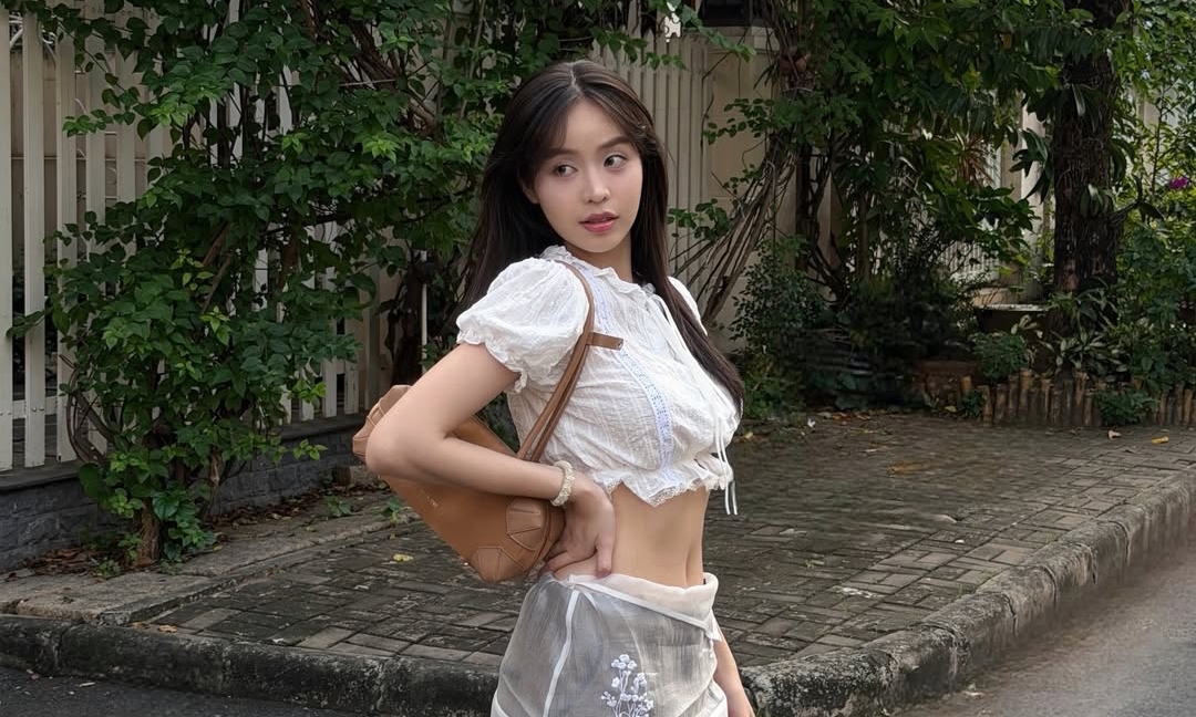 Váy áo tôn eo con kiến của Hoa hậu Thanh Thủy