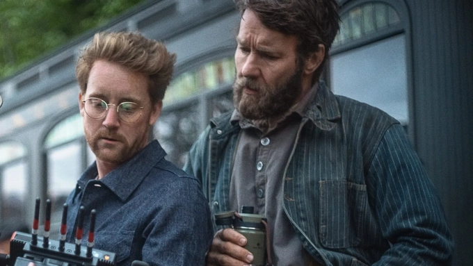 Đạo diễn Clint Bentley (trái) và tài tử Joel Edgerton trên phim trường Train Dreams. Ảnh: Netflix