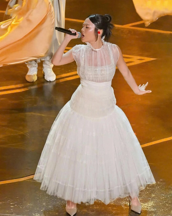 Rei Ami phối đầm Đỗ Long với giày cao gót da lộn. Ảnh: Instagram Ayumi Perry