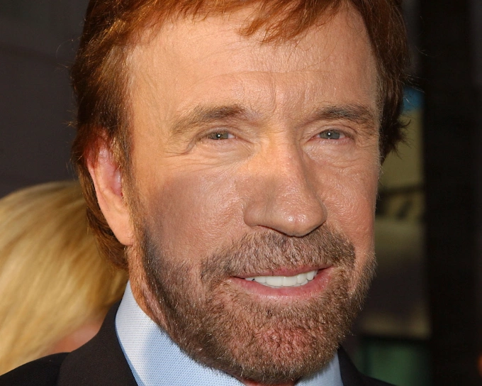 Chuck Norris trong lễ vinh danh Đại sảnh Danh vọng Nghệ thuật và Khoa học Truyền hình Mỹ, năm 2014. Ảnh: AP