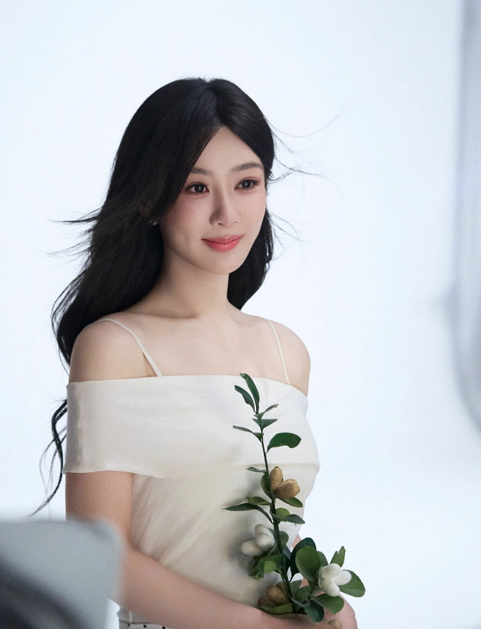 Dương Tử 34 tuổi, từng gây sốt với các phim Cá mực hầm mật, Trường tương tư, Quốc sắc phương hoa. Ảnh: Weibo