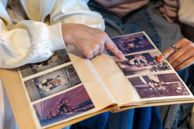 Văn Hân và bạn bè ôn kỷ niệm. Ảnh: HK01