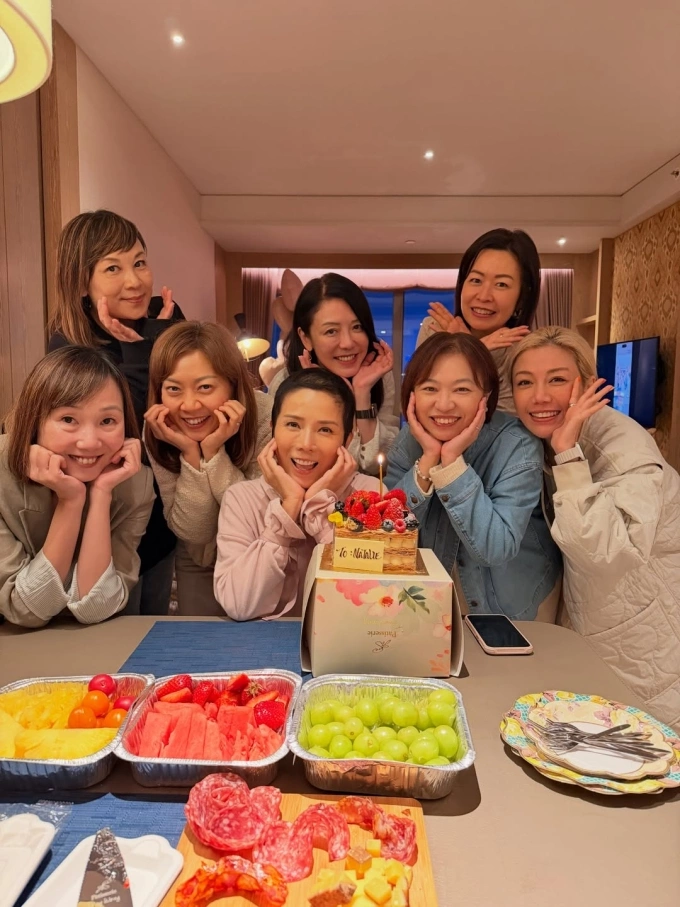 Ngô Văn Hân bên nhóm bạn thân. Ảnh: HK01