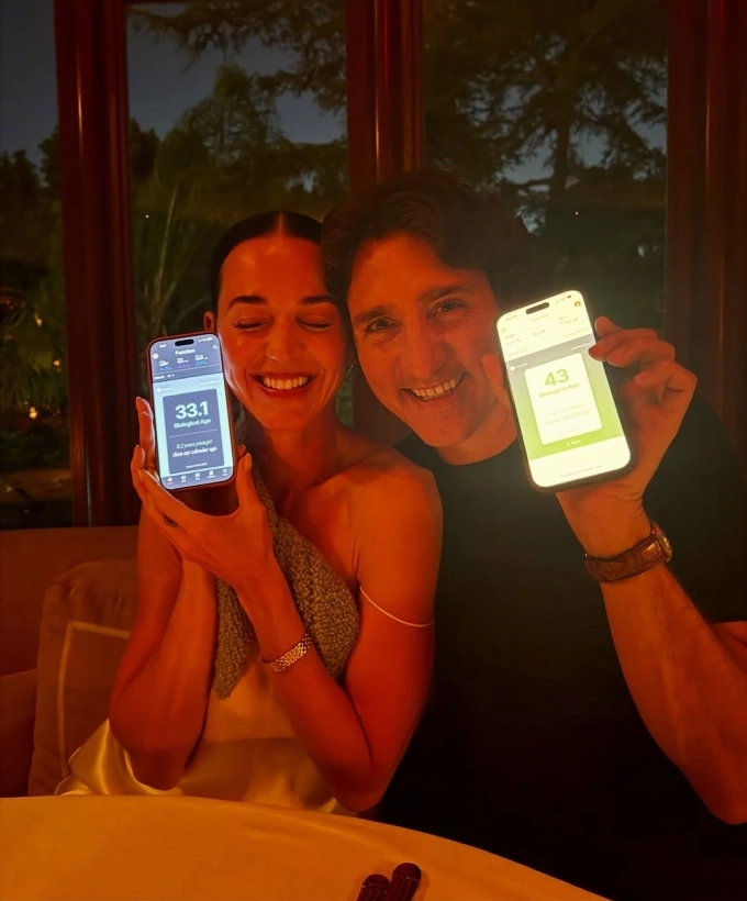 Katy và bạn trai khoe kết quả kiểm tra tuổi sinh học. Ảnh: Instagram/Katy Perry