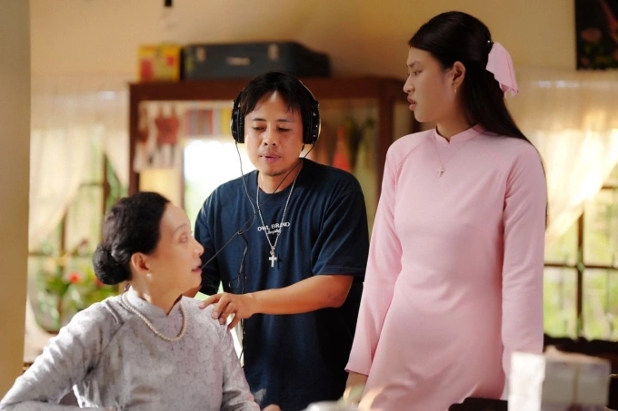 Từ trái qua: nghệ sĩ Lê Khanh, đạo diễn Lê Thiện Viễn, Thiên Ân trong một cảnh quay. Ảnh: Đoàn phim cung cấp