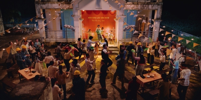 Không gian thập niên 1990 gợi màu sắc hoài niệm xuyên suốt phim. Ảnh: Đoàn phim cung cấp