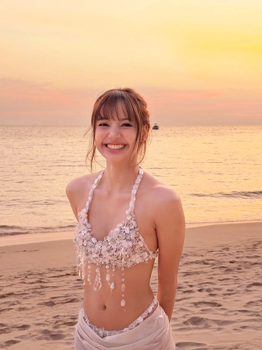 Lisa thả dáng trên biển đón tuổi 29