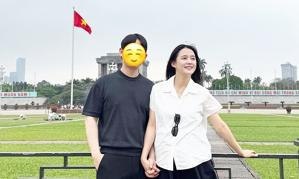 Vợ chồng sao 'Mặt trăng ôm mặt trời' nghỉ dưỡng Hà Nội