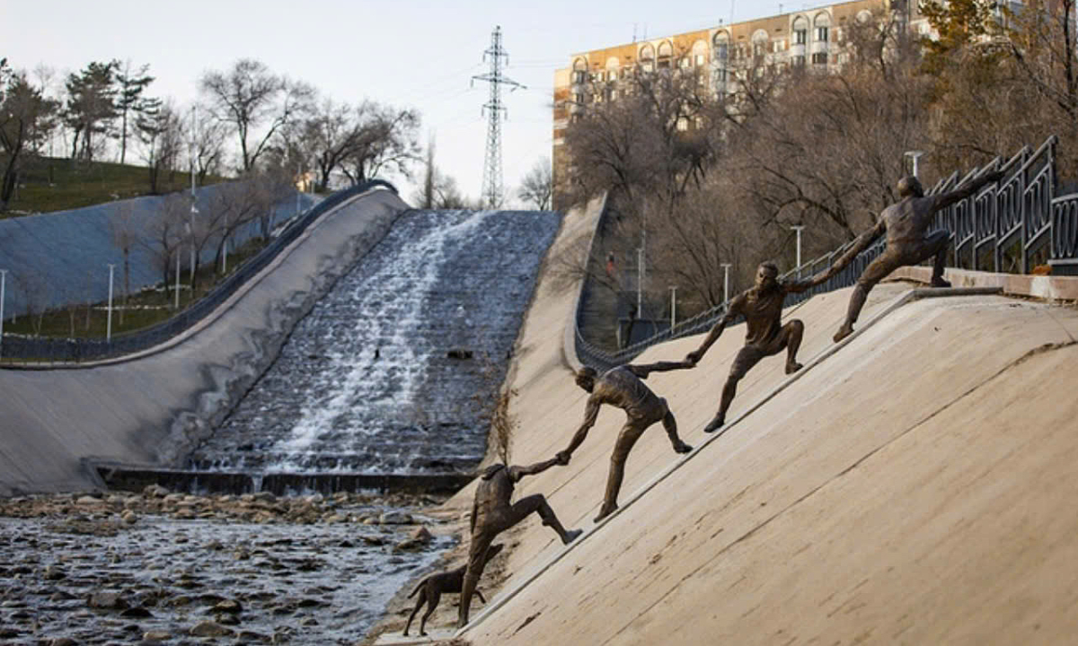 Tượng 'nhóm người cứu chú chó' gây chú ý