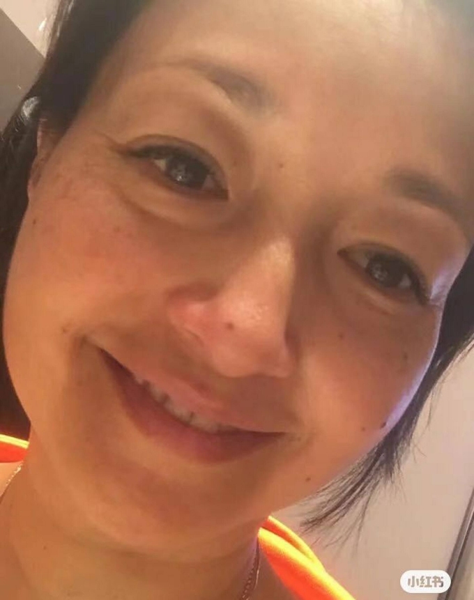 Ỷ Hồng, 56 tuổi, thường đăng các bức hình lộ dấu tuổi tác. Ảnh: Red Note