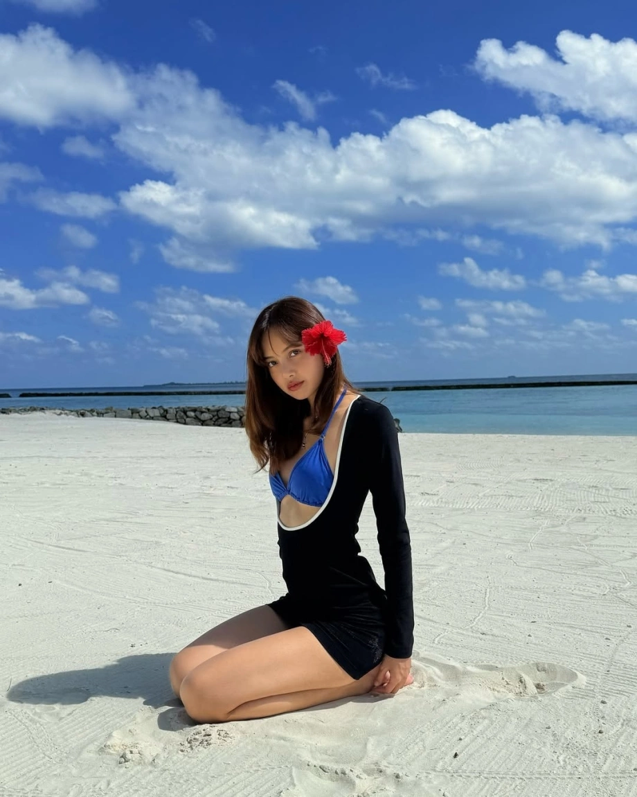 Thời trang nghỉ dưỡng gợi cảm của Lisa