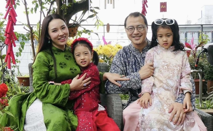 Ca sĩ bên chồng và hai con. Ảnh: Nhân vật cung cấp