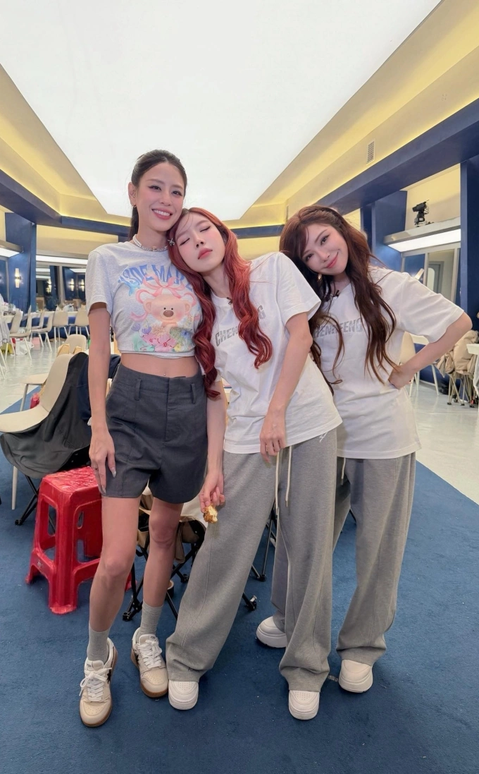 Từ trái qua gồm Giang Ngữ Thần, Trang Pháp, Duy Nina tại buổi tập luyện trước đêm thi. Ảnh: Nhân vật cung cấp