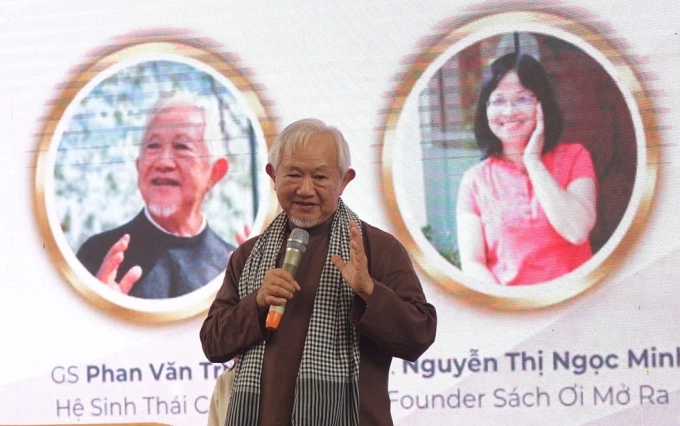 Giáo sư Phan Văn Trường tại buổi tọa đàm hôm 11/4. Theo ban tổ chức, chủ đề sự kiện do ông chọn, thu hút hàng trăm bạn đọc đăng ký. Ảnh: Sách Thái Hà