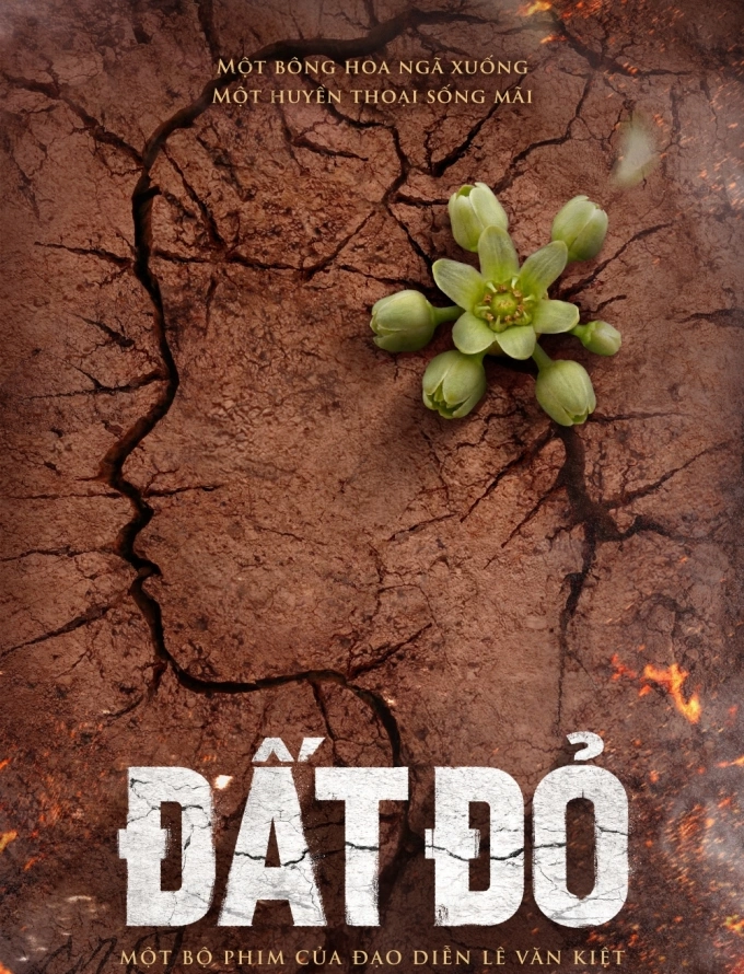 Poster Đất đỏ với dòng mô tả về phim: Một bông hoa ngã xuống, một huyền thoại sống mãi. Ảnh: Đoàn phim cung cấp