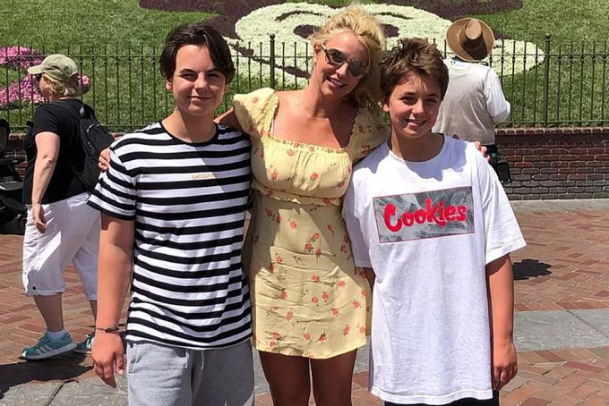 Ca sĩ và hai con lúc nhỏ. Ảnh: Instagram Britney Spears