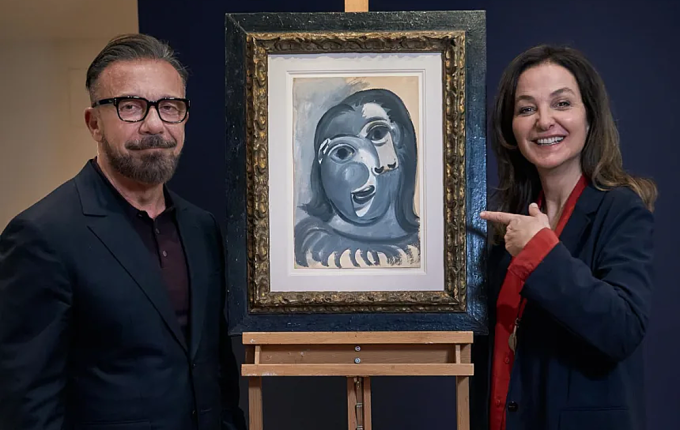 Olivier Widmaier Picasso (trái) bên bức tranh của ông ngoại. Widmaier Picasso là con của họa sĩ Maya Picasso - con gái của Picasso và người tình Marie-Thérèse Walter. Ảnh: Picasso Estate