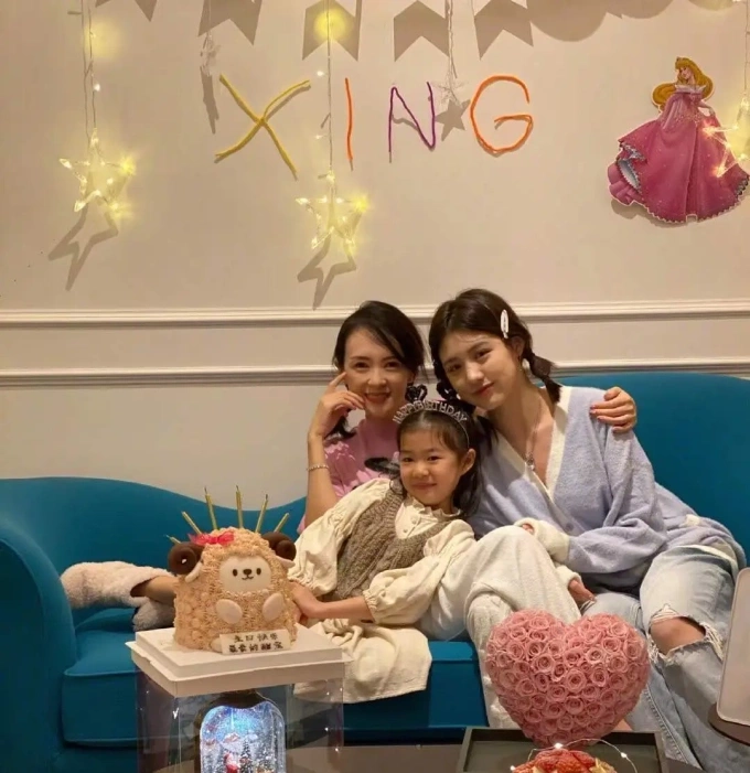 Mạn Hi, Chương Tử Di và Tỉnh Tỉnh (con của Tử Di và Uông Phong). Ảnh: Weibo