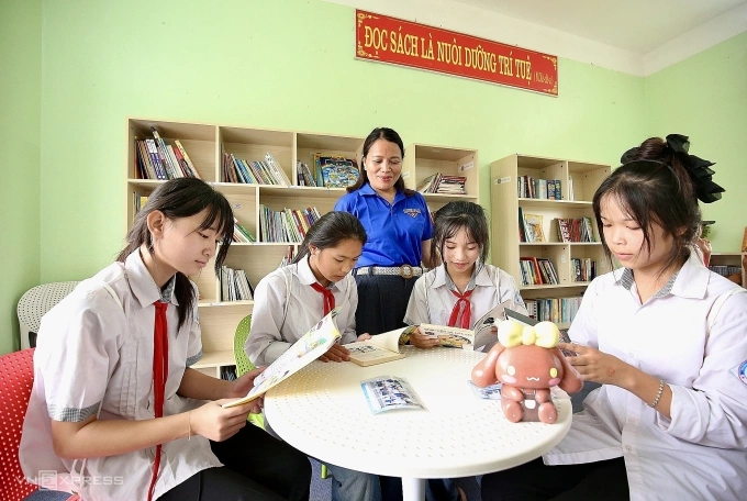 Học sinh trường Tiểu học và Trung học cơ sở Giao An đọc sách tại thư viện mới. Ảnh: Lương Hiếu