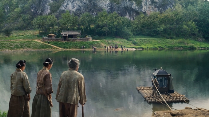 Bối cảnh phim Dưới bóng điện hạ. Ảnh: Showbox