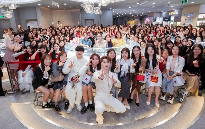 Hùng Huỳnh chụp ảnh cùng fan tại sự kiện đầu năm.