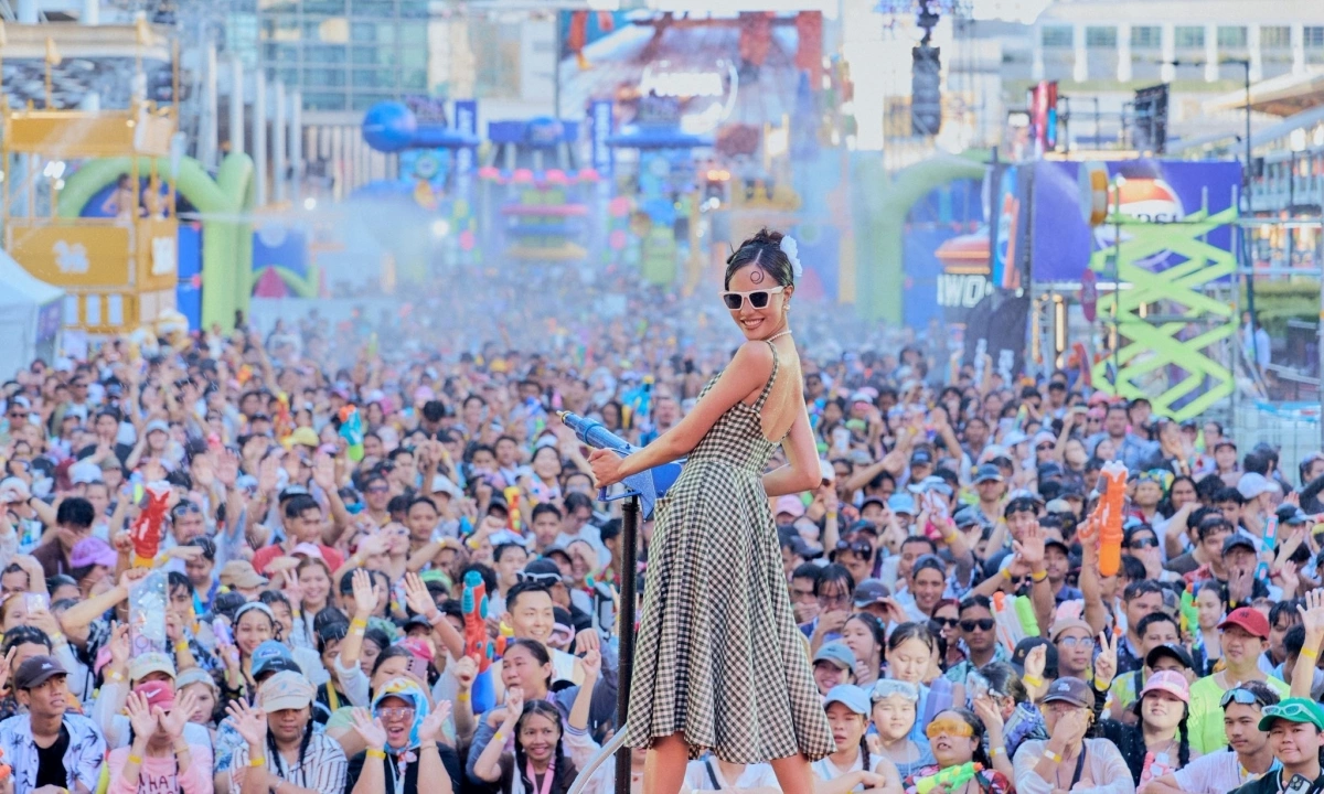 Miss World Opal Suchata hòa mình với lễ hội Songkran