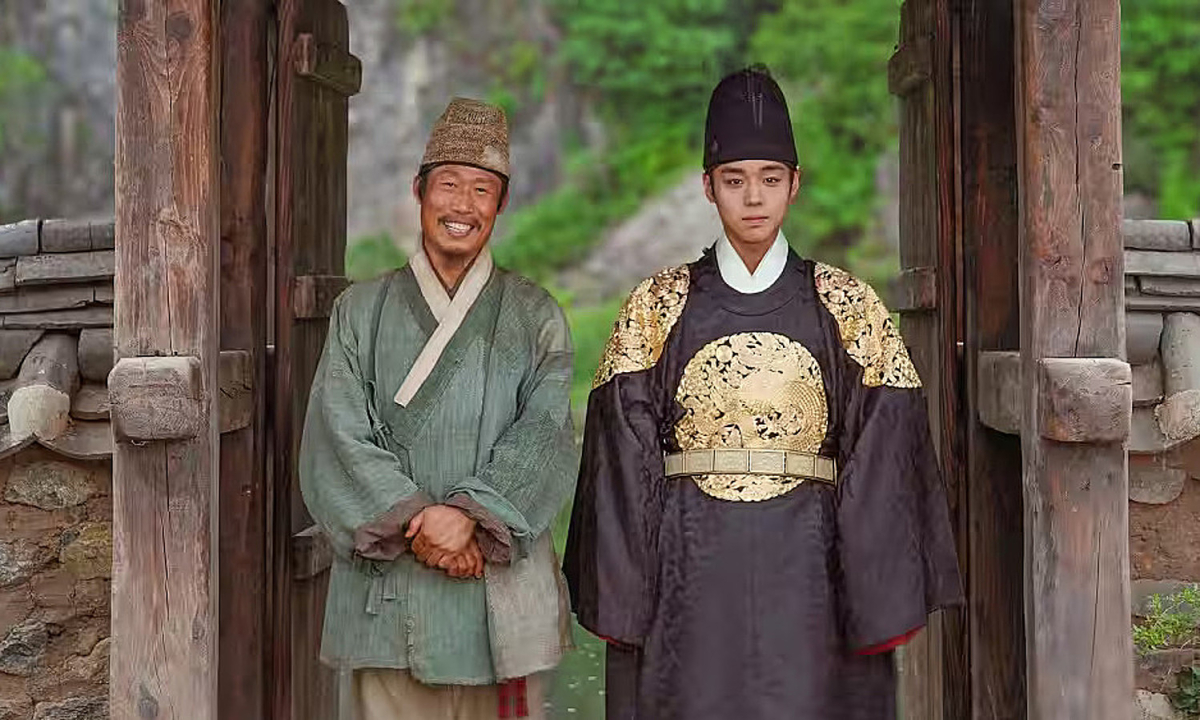 'Dưới bóng điện hạ' - bi kịch của nhà vua