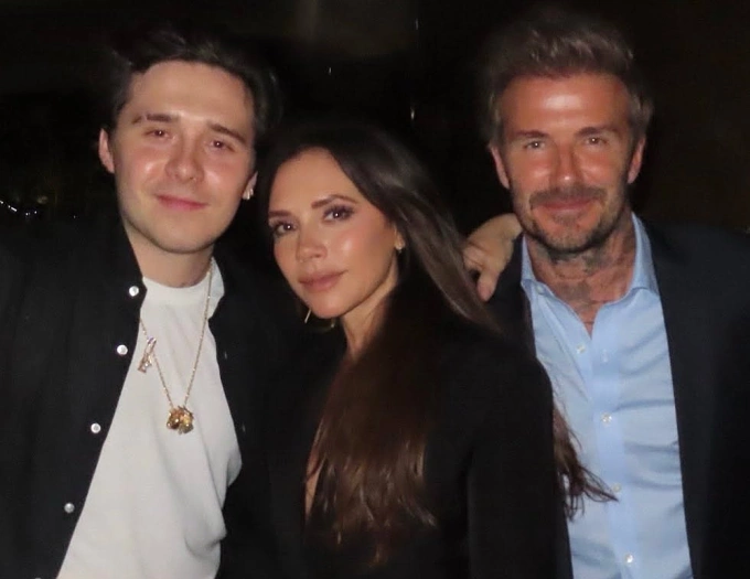 Vợ chồng Vic-Beck và con trai lớn chụp chung với nhau năm 2024. Ảnh: Instagram Victoria Beckham