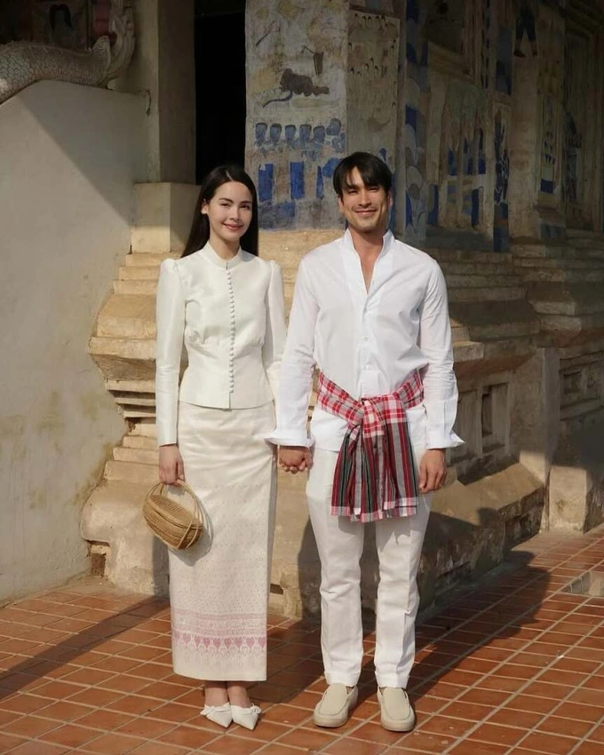 Cặp sao diện trang phục truyền thống trước hôn lễ. Ảnh: Instagram Yaya Urassaya