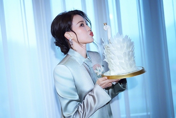 Minh tinh chụp ảnh mừng tuổi mới. Ảnh: Weibo