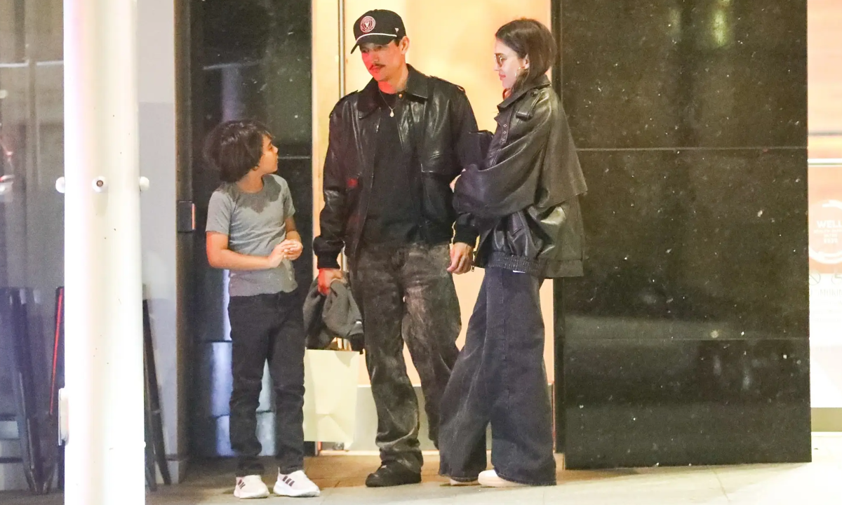 Jessica Alba dắt con trai út cùng đi hẹn hò