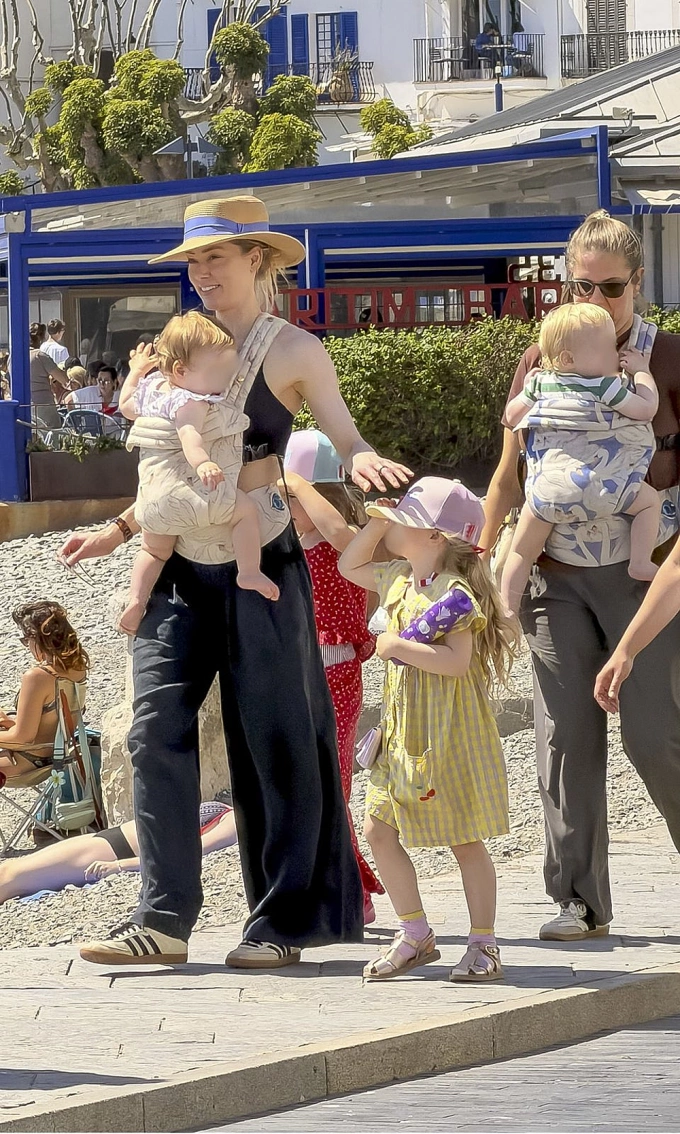 Amber Heard đi chơi cùng các con. Ảnh: Grosby Group