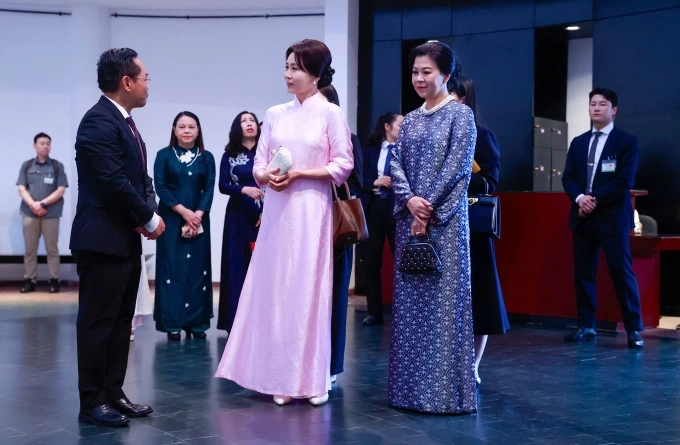 Bà Kim Hae Kyung (trái) diện áo dài truyền thống Việt Nam, cùng bà Ngô Phương Ly thăm Bảo tàng dân tộc học Việt Nam. Ảnh: Giang Huy